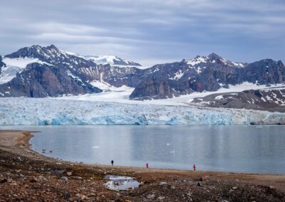 Panorama der Gletscherbucht Julibukta mit umliegender Bergkette in Spitzbergen