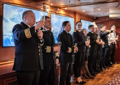 Kapitän und Crew der MS Sea Spirit begrüßen die Gäste an Bord