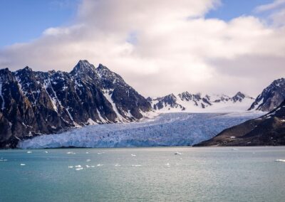 Gewaltige Gletscherfront des Monacobreen im Liefdefjord Spitzbergens