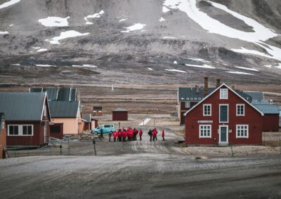 Expeditionsgruppe in der Forschungssiedlung Ny-Ålesund auf Spitzbergen