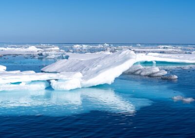Türkisfarbenes Packeis treibt im polaren Meer nördlich von Spitzbergen