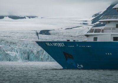 MS Sea Spirit vor einer Gletscherfront in den Fjorden Spitzbergens