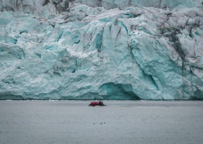 Zodiac fährt entlang einer riesigen Gletscherfront in Spitzbergen