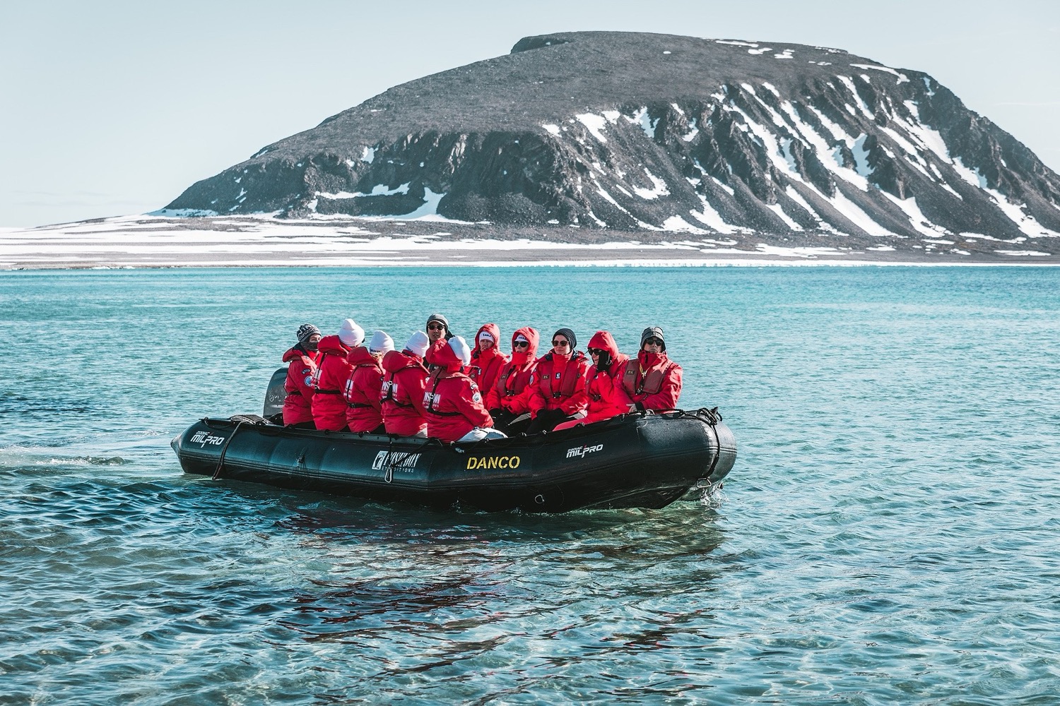 Zodiac-Fahrt auf türkisem Wasser vor Spitzbergen