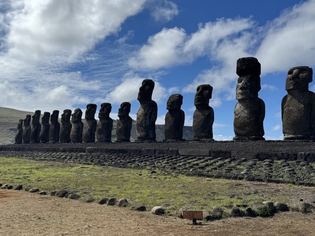 Moai Statuen auf der Plattform Ahu Tongariki, Osterinsel