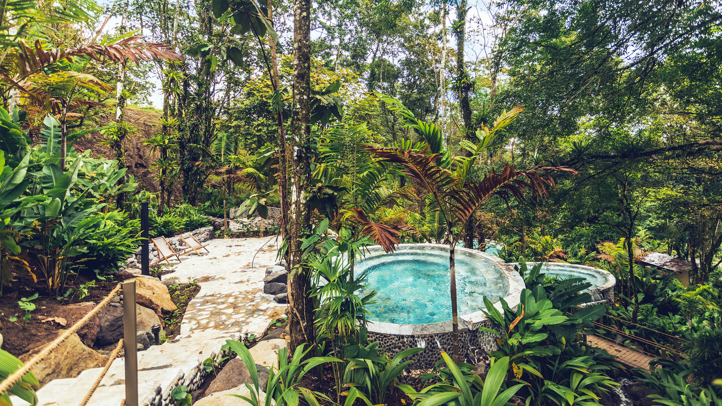 Mehrere natuerliche Heissquellen-Pools im Vulkanwald am Arenal Costa Rica