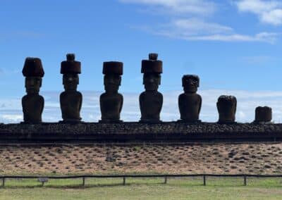 Sieben Moai auf der Plattform Ahu Nau Nau, Anakena, Osterinsel