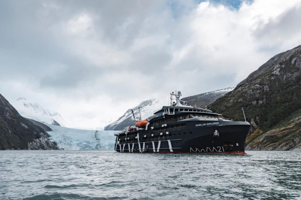 Die MS Magellan Explorer vor einem Gletscher