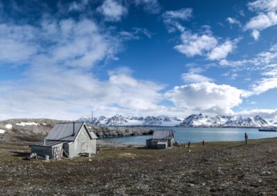 Alte Trapperhütte auf Blomstrandhalvoya am Krossfjord, Spitzbergen
