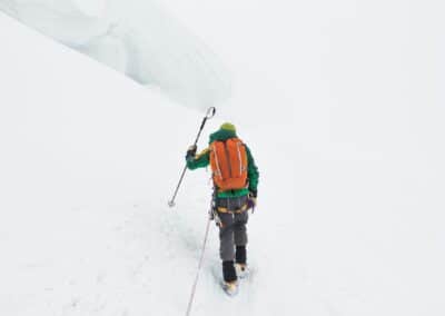 Schneeschuh-Wanderer mit Stöcken im Tiefschnee