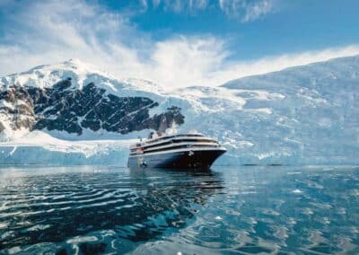 MS World Voyager Frontansicht im Eis