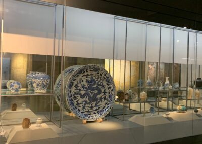 Blau-weiße Drachenkeramik aus dem 13. Jahrhundert im Chinggis Khan Museum in Ulaanbaatar
