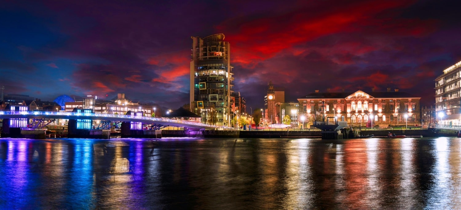 Belfasts Skyline am Fluss Lagan am Abend