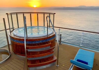 MS Ocean Explorer Aussen-Whirlpool bei Sonnenuntergang