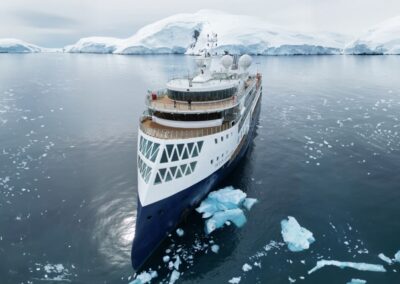 MS Ocean Explorer Expeditionsschiff frontal vor antarktischen Schneebergen
