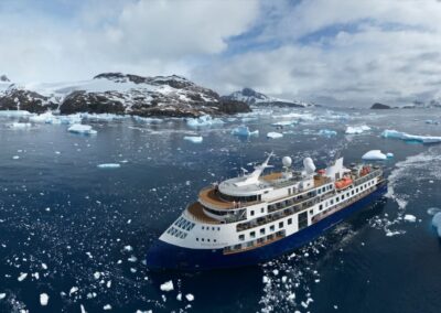 MS Ocean Explorer Panorama mit Schiff zwischen Eisbergen