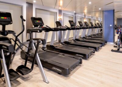 MS Ocean Explorer Fitnessstudio mit Laufbaendern