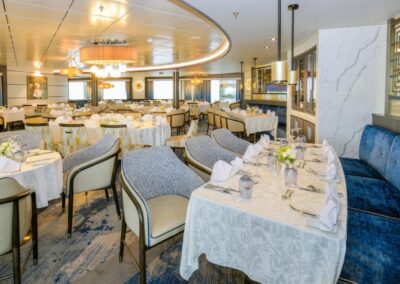 MS Ocean Explorer Hauptrestaurant mit runden Tischen