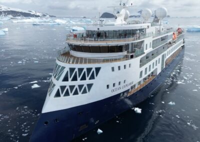 MS Ocean Explorer frontal in Treibeis mit Passagieren