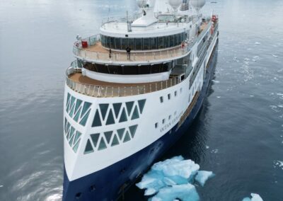 MS Ocean Explorer vor massivem Gletscher