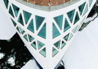 MS Ocean Explorer X-Bow aus Vogelperspektive im Packeis