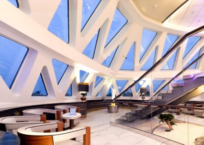 MS Ocean Explorer zweistoeckige Bibliothek mit X-Bow Glasflaechen