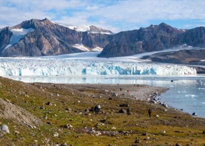 Anlandung in der Spitzbergen-Tundra vor einer Gletscherzunge