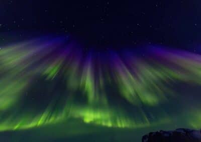 Aurora Borealis Corona violett-grün über Ostgrönland