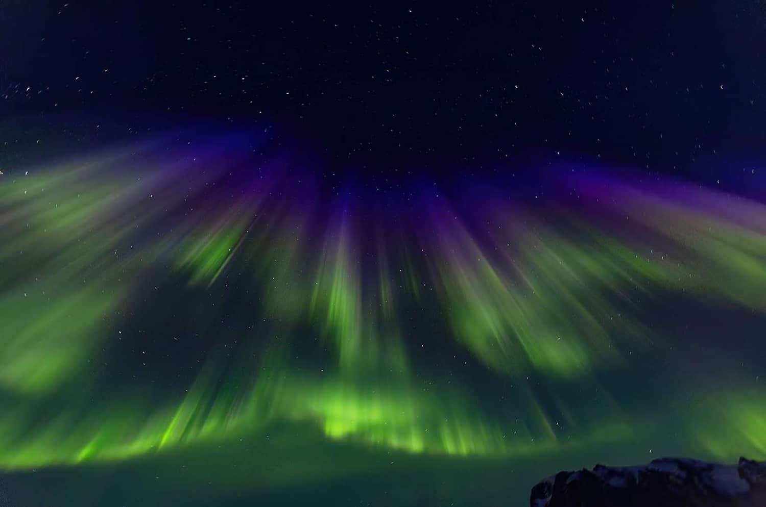Polarlichter-Corona violett-grün über Ostgrönland