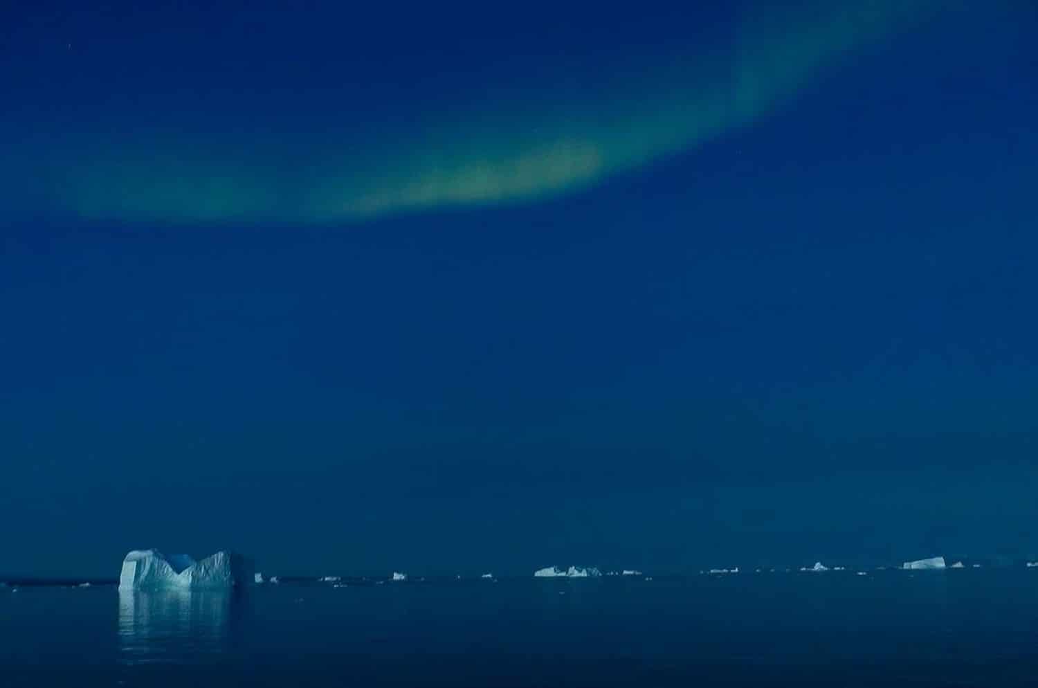 Nordlichter über Eisberg und Vollmond am Scoresbysund
