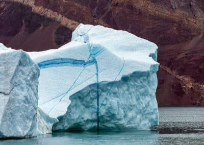 Eisberg mit charakteristischen blauen Adern im Detail