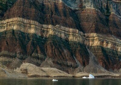 Vielschichtige Sedimentfelsen über dem Fjord am Scoresbysund