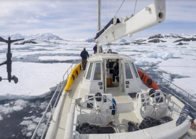 Cockpit mit zwei Steuerständen und Crew am Bug