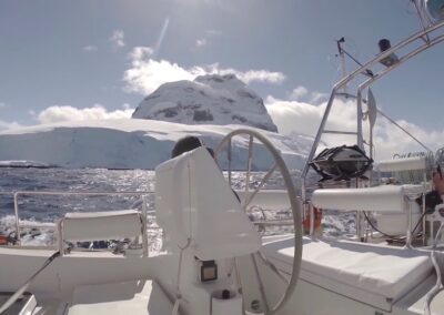Cockpit-Sicht auf Tafeleisberg in der Antarktis