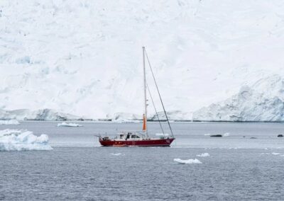 Yacht vor Antarktis-Gletscherwand