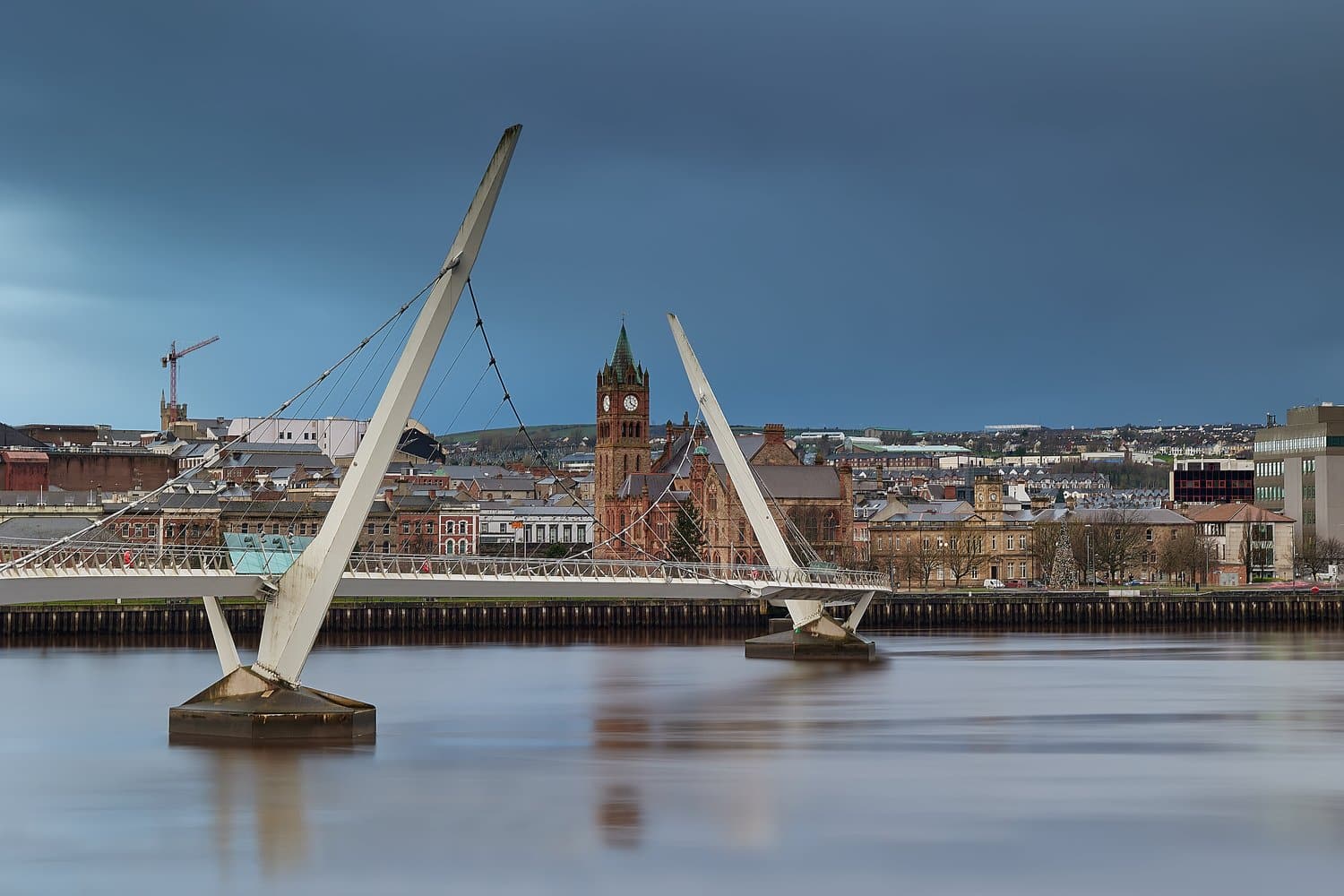 Peace Bridge über den Fluss Foyle mit der Guildhall in Londonderry-Derry
