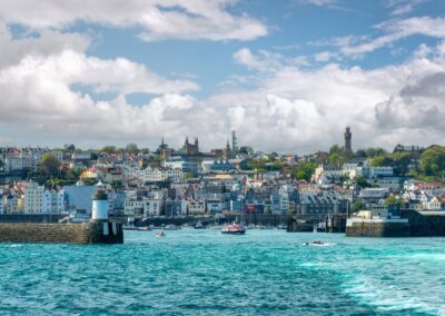 Hafeneinfahrt von St Peter Port auf Guernsey mit Leuchtturm