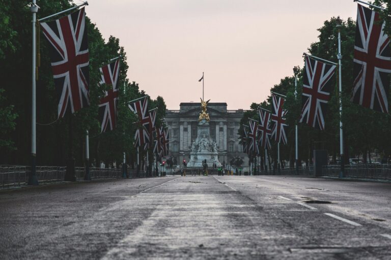 The Mall in London mit Union-Jack-Flaggen und Blick auf das Victoria Memorial am Buckingham Palace