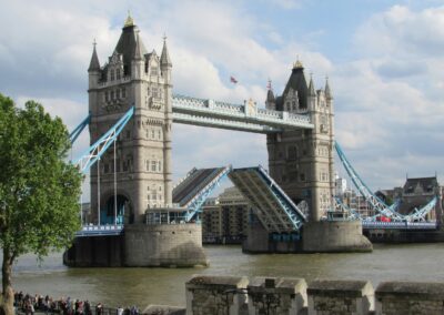 Tower Bridge in London mit geöffneten Brückenklappen über der Themse