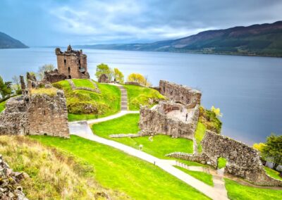 Ruine von Urquhart Castle über dem Loch Ness in den Highlands
