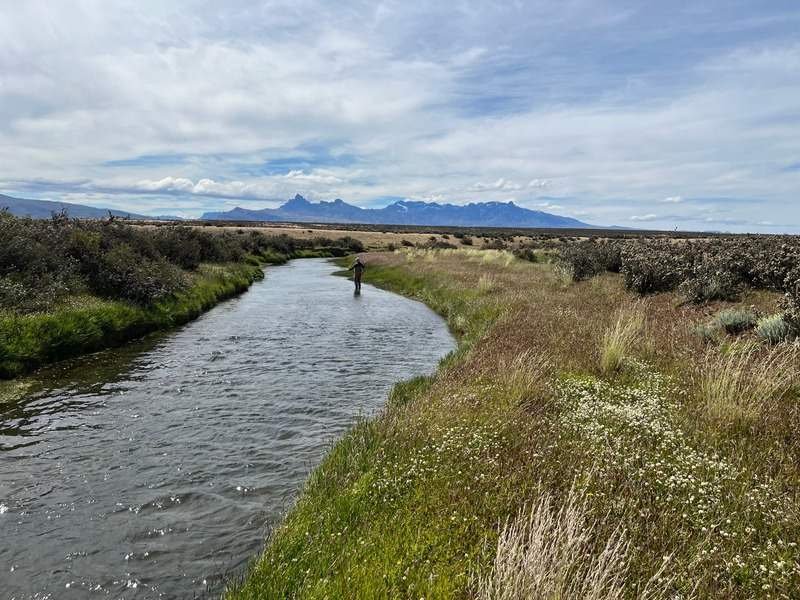 Kristallklarer Fluss zum Fliegenfischen in Patagonien
