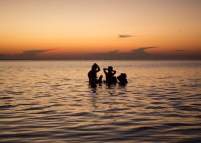 Baden im warmen Süßwasser bei Sonnenuntergang