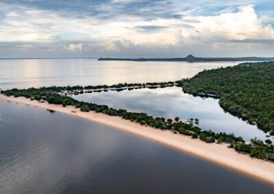 Weite Flusslandschaft des Amazonas mit Sandbänken aus der Luft