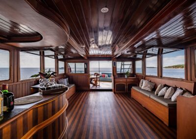Die Lounge mit Bar an Bord