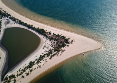 Eine Sandbank schlängelt sich durch das Wasser des Amazonas