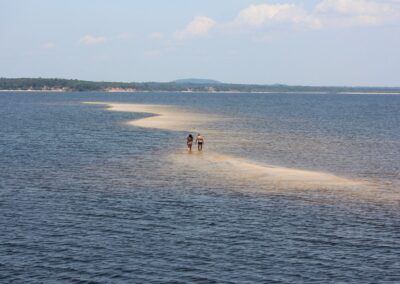 Heller Süßwasserstrand am Ufer des Tapajós