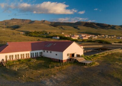 Luftaufnahme der Estancia-Gebäude in der Steppe