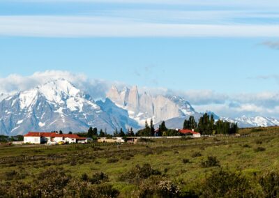 Haupthaus der Estancia vor schneebedeckten Gipfeln