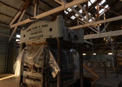 Historische Schafschererei mit alter Wollpresse