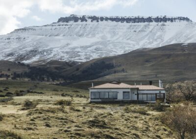 Sierra Baguales über den Gebäuden der Estancia